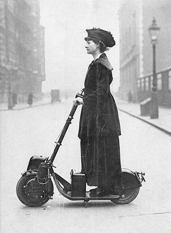 38. Dönemin elektrikli 'scooter'ı ve sürücüsü kadın. (1916)