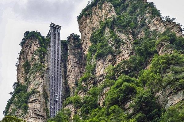 325 metre yüksekliğindeki Bailong Asansörü kayalıkların arasına büyük uğraşlar sonucu yapıldı.