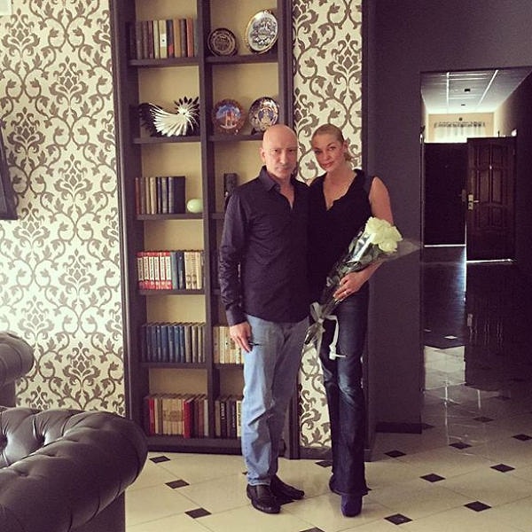 2. Ее партнер Саид Багов обучает ее всем тонкостям актерского мастерства.