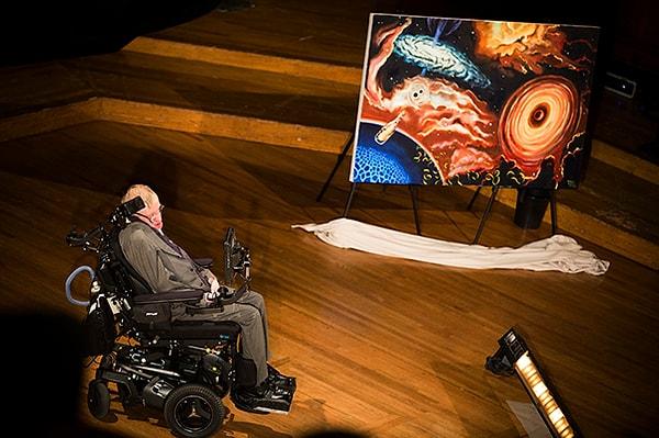 Dünyaca ünlü İngilizçi fizikçi ve evrenbilimci Stephen Hawking, Harvard Üniversitesi'nde kara delikler üzerine bir konferans verdi.