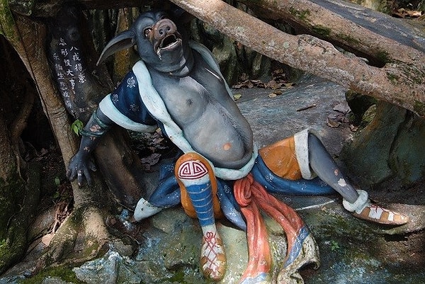 2. Статуя человека-свиньи в тематическом парке Haw Par Villa, Сингапур
