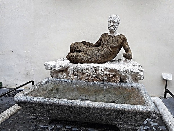 4. Это неудавшееся сексуальное лицо можно увидеть на Фонтане Бабуино в Риме (Италия)