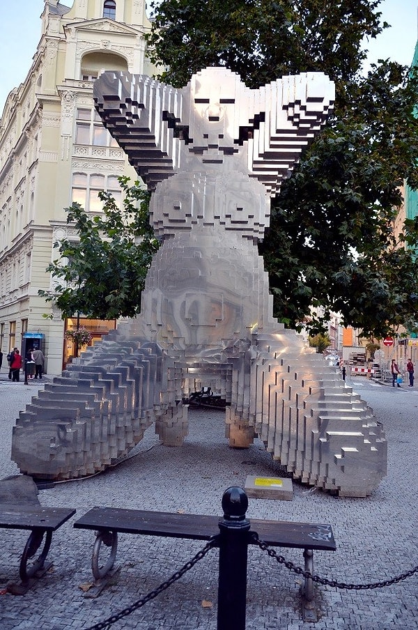 18. Провокационная статуя Давида Черни в центре Праги