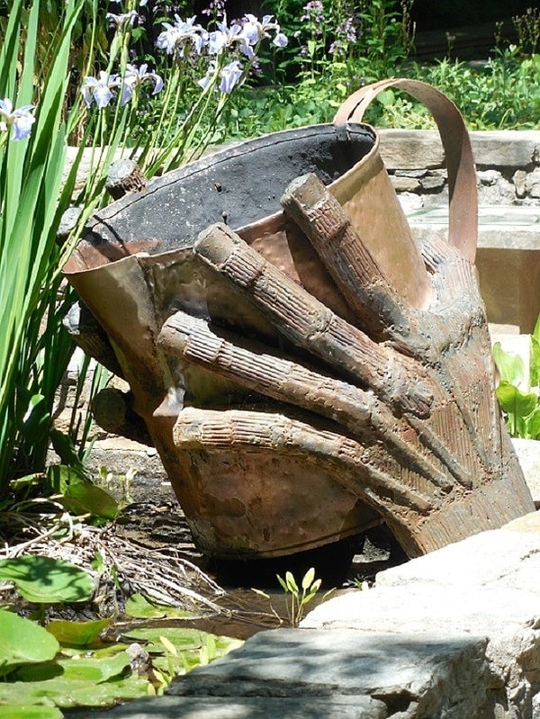 22. Скульптура, демонстрирующая, что даже мёртвые хотят получить свою порцию кофе