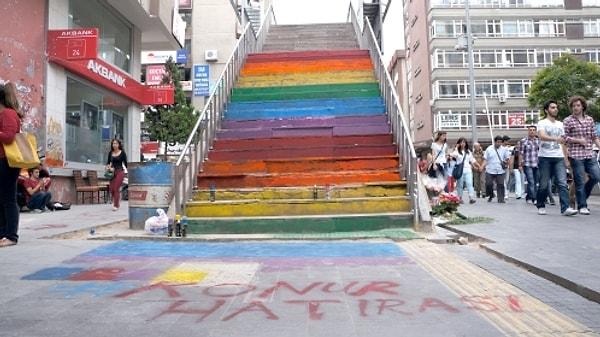 15. İstanbullular renktir, rengarenktir. Ankaralılara "gri" denilir ama renklere her zaman sahip çıkar.
