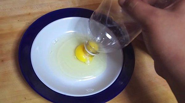 9. Ben kırarken ayırırım diyenlerden değilseniz; yumurtanın sarısını beyazından ayırmak plastik şişeyle çok daha kolay.