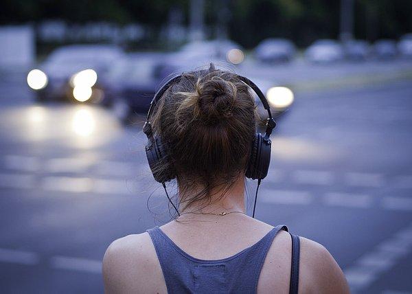 34. Gürültü azaltan kulaklıklara müzik keyfinizi bambaşka bir seviyeye çıkartabilirsiniz.