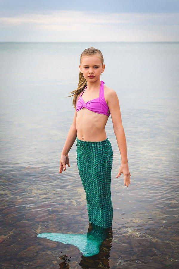 11 yaşındaki Evie, bir denizkızı olmak istedi. Kendisini sevecen, eğlenceli, biraz da deli dolu olarak tanımlıyor.