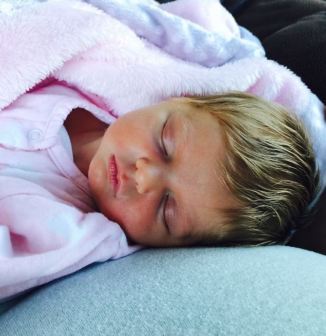 Dünyaya Gözlerini Açar Açmaz Fön Çektirmeye İhtiyaç Duyan Dünyaya Gözlerini Açar Açmaz Fön Çektirmeye İhtiyaç Duyan