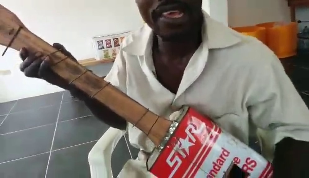 Kendi İmkanlarıyla Yaptığı Gitar ile Çoğu Profesyonelden Daha İyi Müzik Yapan Adam