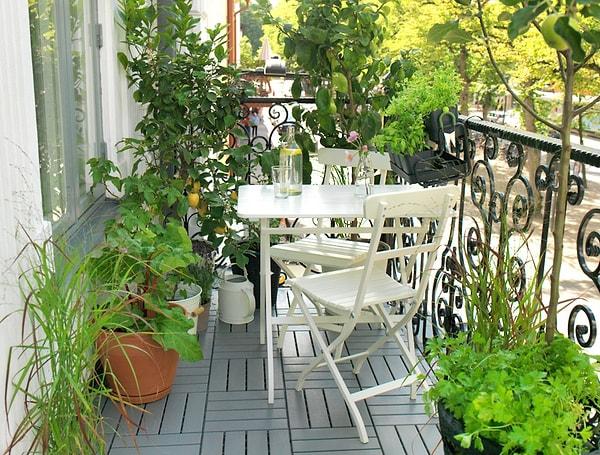 8. Şu uzun zamandır çıkmadığınız balkonu şöyle güzelce bir temizleyip, en az eviniz kadar rahat bir ortama dönüştürebilirsiniz.