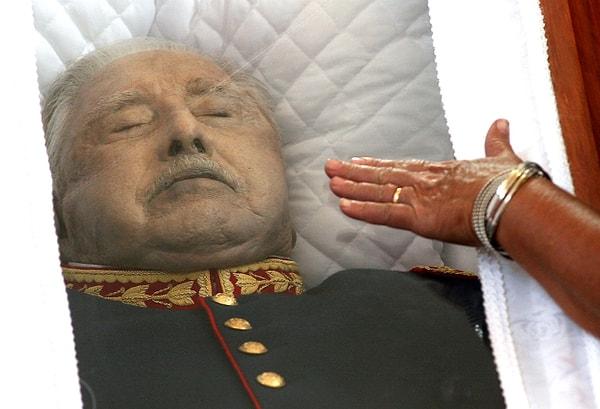 Augusto Pinochet'nin Nazilerle işbirliği yaptığı ortaya çıkınca ceza aldı ancak yalnızca ev hapsi verildi. 2010 yılında öldü.