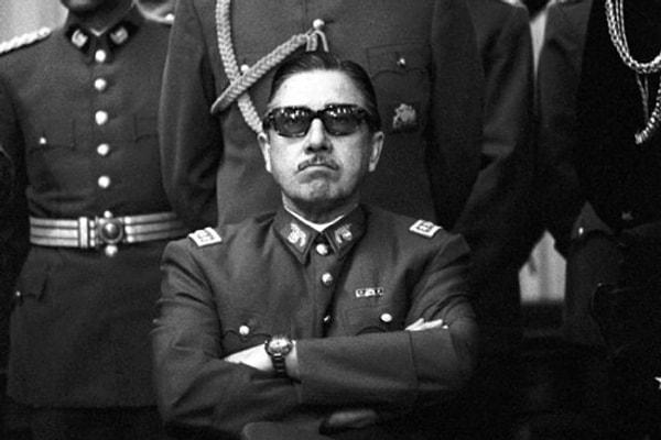 Şili'de, 11 Eylül 1973'te ABD destekli bir askeri darbe gerçekleşmişti. Augusto Pinochet, ordunun başına geçtikten yalnızca 17 gün sonra Salvador Allende yönetimini devirdi.