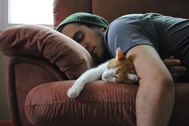 4. He won't suffocate or pressure you. Because loving a cat is loving while giving enough space at the same time, that's why he will also treat you that way.