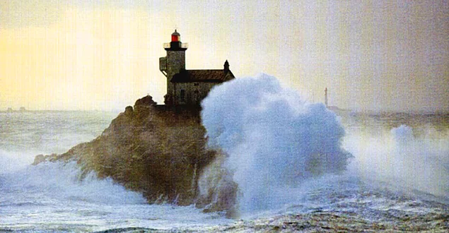Fırtınalar ve dalgalar yüzünden deniz feneri 3 kez zarar görmüş.