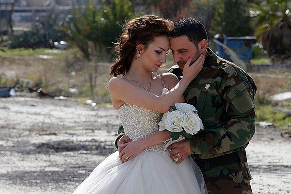 Hassan ve Nada, düğün fotoğraflarını yıllardır süren savaş sebebiyle harabeye dönen Suriye’nin Homs şehri sokaklarında çektirmeye karar verdiler.