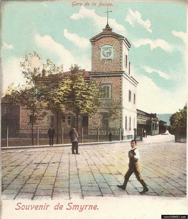 Şehrin zamanı gösteren toplam 4 kulesi var. En eskisi Alsancak Garı Saat Kulesi.