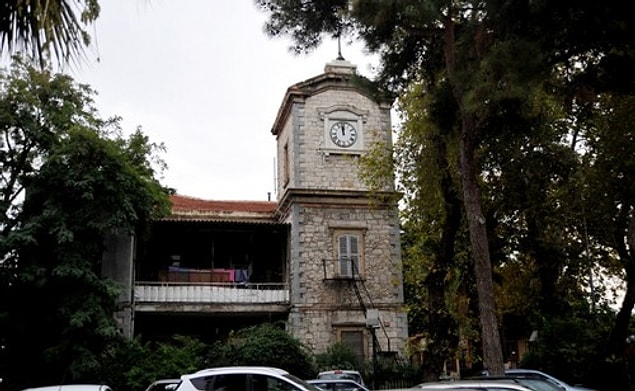 Alsancak Garı Saat Kulesi'nin günümüzdeki görünümü: