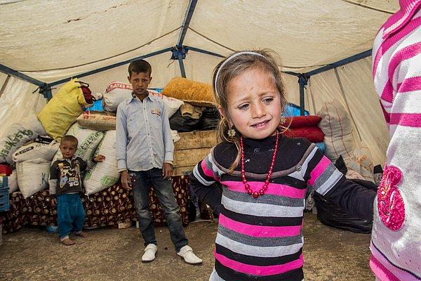 18. Yaşça diğerlerinden büyük olan kız çocukları küçük kardeşlerine bakmak için çadır alanında kalıyorlar.
