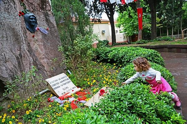 9. Zübeyde Hanım'ın anıt mezarı İzmir-Karşıyaka'da bulunuyor ve emin olun hiç yalnız bırakılmıyor. 😌