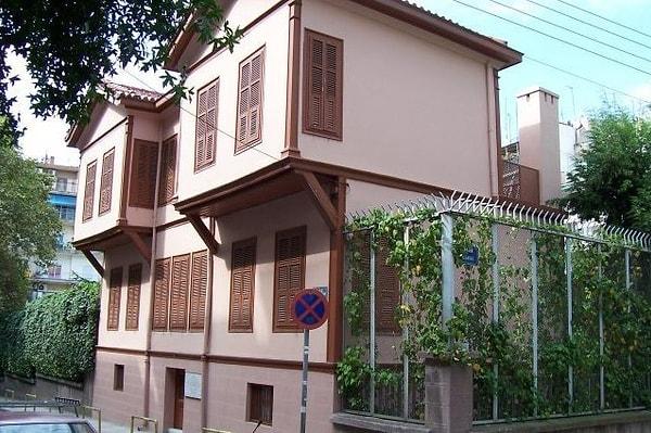 Ve tabii ki Atatürk'ün doğduğu evin Selanik'te olması da aradaki bağı sağlamlaştırıyor.
