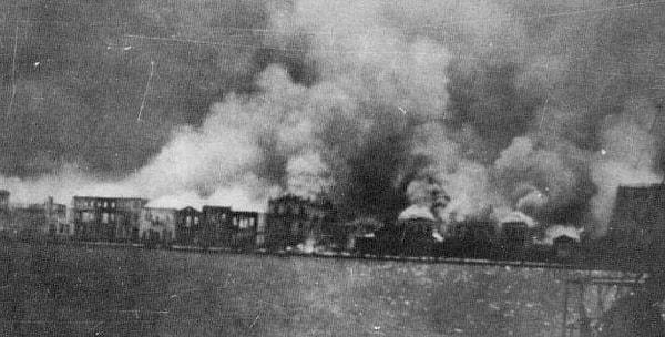 16. İzmir, tarihi boyunca yangınlara teslim olmuş, yaşadığı her yangından sonra yeniden canlanabilme başarısını göstermiş bir kenttir.