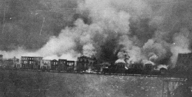 16. İzmir, tarihi boyunca yangınlara teslim olmuş, yaşadığı her yangından sonra yeniden canlanabilme başarısını göstermiş bir kenttir.