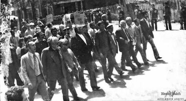 Yaşar Kemal ve Aziz Nesin, fotoğrafın sol tarafında. 1978 yılının 1 Mayıs'ında yürüyorlar.
