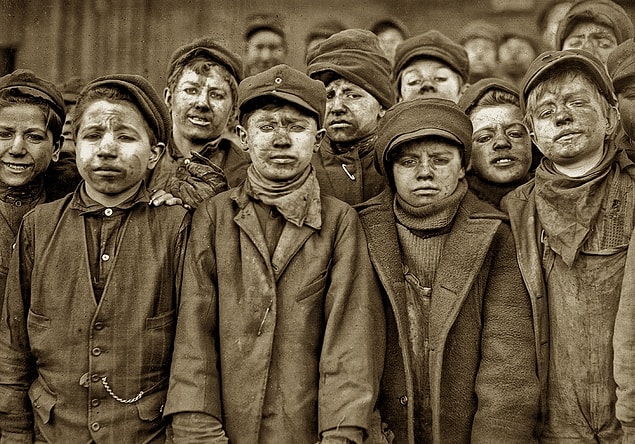 7. "Ürettiği şey üzerinde hiçbir hakkı olmadan, üretim için emeğini satan hayatını bu yolla kazanan insan."