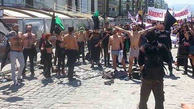 İzmir'de kendilerini anarşist olarak tanımlayan grup 1 Mayıs kutlamaları için toplandı.