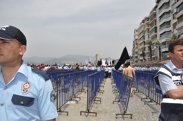 Grup üyeleri soyunmuş şekilde arama noktasından geçerek kutlama alanına ulaştı.