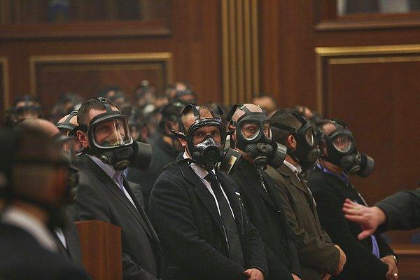 2. Priştine'deki meclis oturumu sırasında yaşanan kargaşa sonrası, gaz maskesi takmış güvenlik görevlileri. Kosova, 26 Şubat 2016.