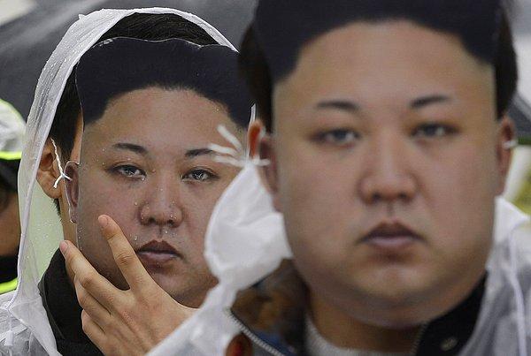 5. Ülkelerinin lideri Kim Jong Un'un maskesini takmış olan Kuzey Koreli sığınmacılar, roket fırlatma çalışmalarını ve nükleer testleri protesto ediyor. Seul, Güney Kore, 12 Şubat 2016.