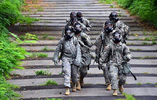 7. Uijeongbu'daki askeri üste, bireysel yeteneklerini sınayan bir yarışma sırasında gaz maskeli Amerikan askerleri. Seul, 8 Temmuz 2015.