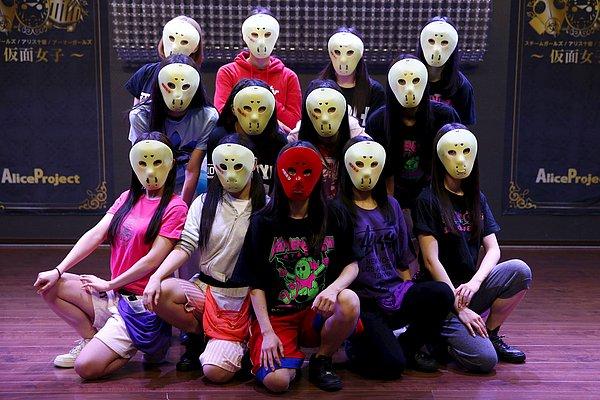 20. Çok sevilen Japon Kamen Joshi (Maskeli Kızlar) grubu, Tokyo'nun Akihabara bölgesinde bulunan salonlarındaki prova sırasında. 17 Mart 2016.