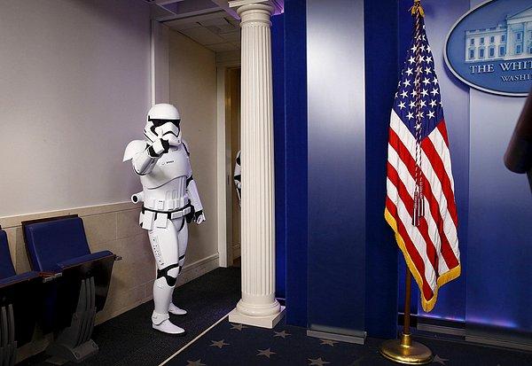 24. Beyaz Saray'daki basın odasından ayrılan bir Stormtrooper. Washington D.C., 18 Aralık, 2015.