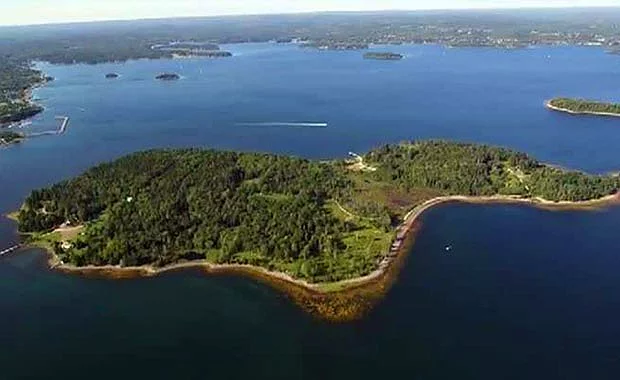 Kanada'nın Quebec eyaletinin doğusunda yer alan Nova Scotia Adası'nın yakınlarında minik bir ada Oak Adası.