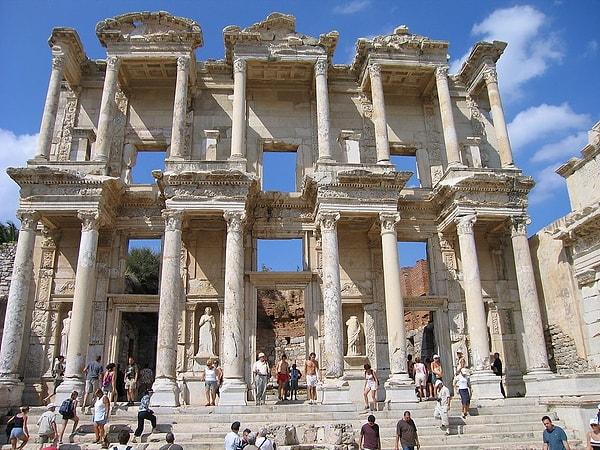 11. Bugün gezilen Efes, Büyük İskender'in generallerinden Lisimahos tarafından M.Ö. 300 yıllarında kurulmuştur. Tümüyle mermerden yapılmış ilk kent olarak bilinir.