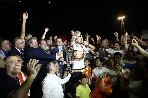 Süper Lig'e Yükselen Adanaspor Şampiyonluk Kupasını Kaldırdı