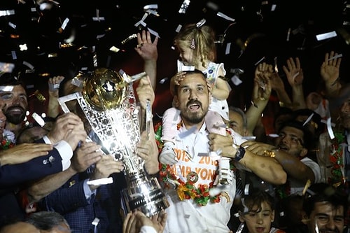 Süper Lig'e Yükselen Adanaspor Şampiyonluk Kupasını Kaldırdı