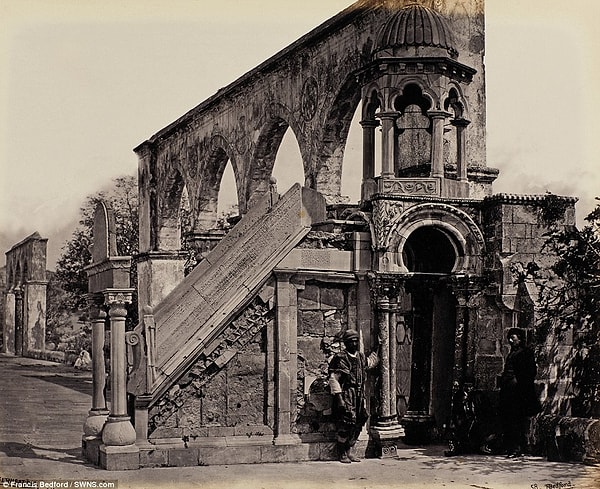 1. Коллекция состоит из черно-белых старинных фотографий.