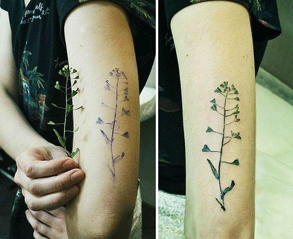 Gerçek çiçek ve yaprak kullanan sanatçı, bitkileri cilde yerleştirmeden hemen önce mürekkep içine daldırıyor.