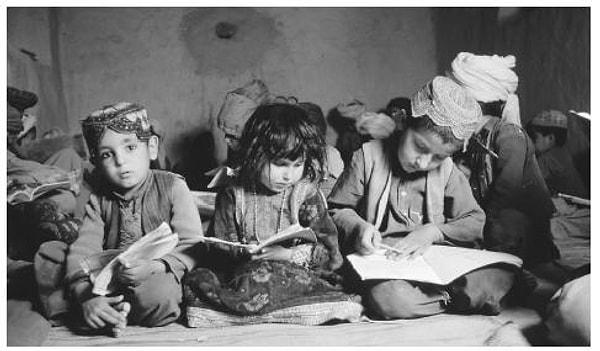 7. ABD Hükümeti, Soğuk Savaş'ın sonlarına doğru Afgan çocukların içlerinde şiddet içerikli resimler ve İslami militan öğretileri bulunan ders kitapları okuması için milyonlarca dolar harcadı.