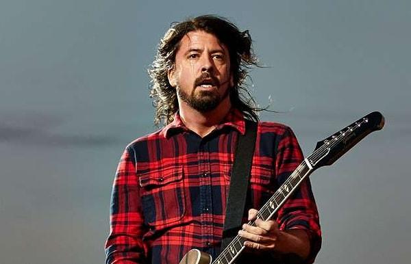 15. Dave Grohl, Kurt Cobain'den o denli çekiniyordu ki; Nirvana ile turdayken yazdığı şarkıların çoğunu ondan saklıyordu. Kurt Cobain'in ölümünden sonra bu şarkılar, Foo Fighters'ın ilk albümünü oluşturacaktı.