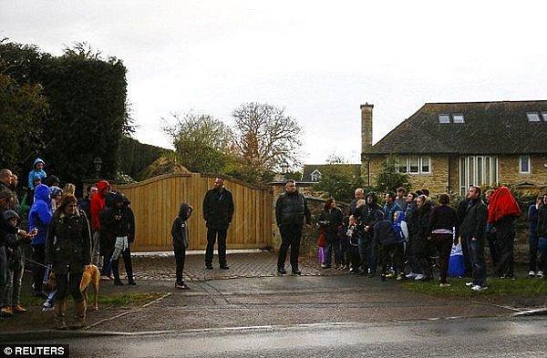 Leicester City'li taraftarlar da Vardy'nin evinin önünde büyük kalabalık oluşturdu.