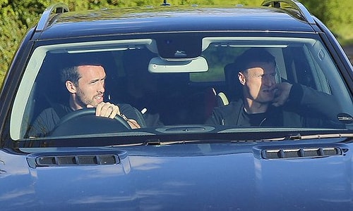Futbol tarihinin en unutulmaz günlerinden biri olacak olan 2 Mayıs 2016'da şampiyonluğun hikayesi... Chelsea - Tottenham maçı öncesi Leicester City'li futbolcular, takımın yıldızı Jamie Vardy'nin evine geldiler.