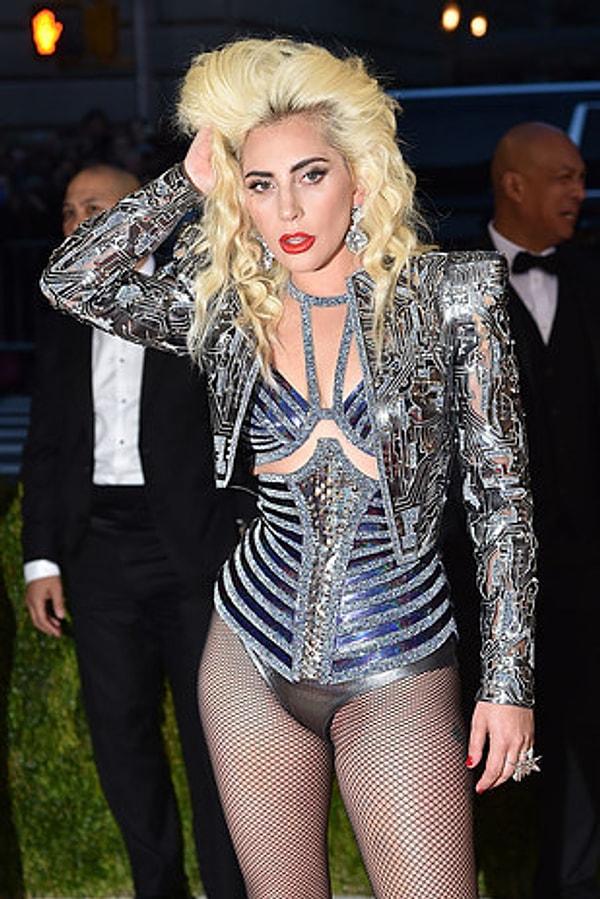 1. Lagy Gaga neye benzemek istiyorsa ona benziyor, hatta onu giyiyor.