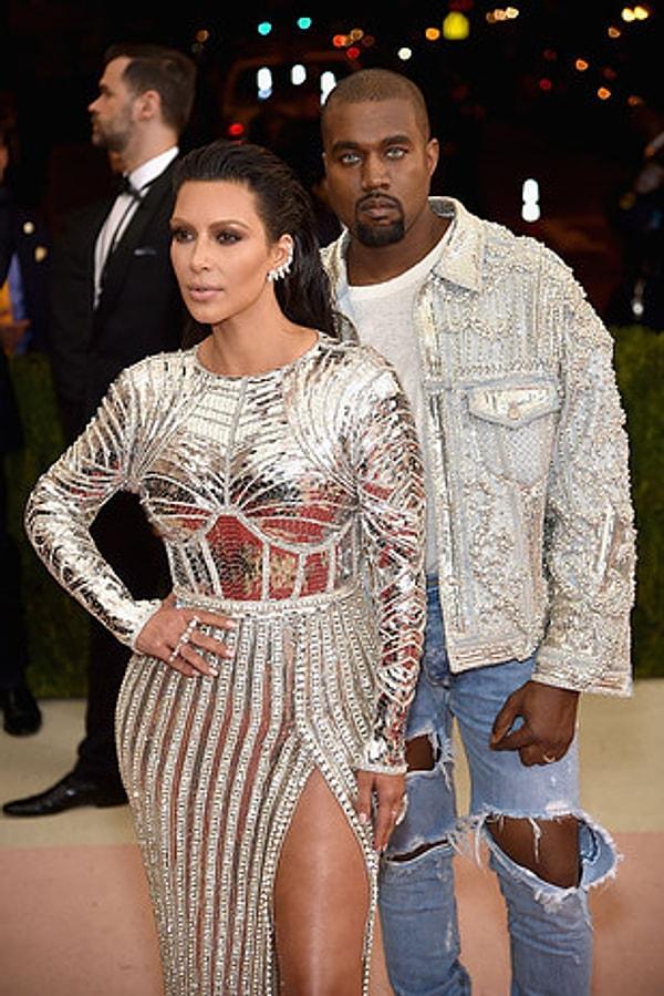 4. Kim Kardashian ve kocişkosu Kanye West, mikrodalgada palatılmaya hazır bir paket mısır gibi değil miii?!