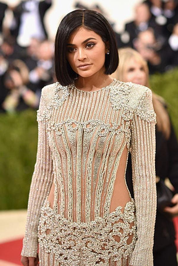 7. Kylie Jenner'ın fevkalade elbisesi = Püskül
