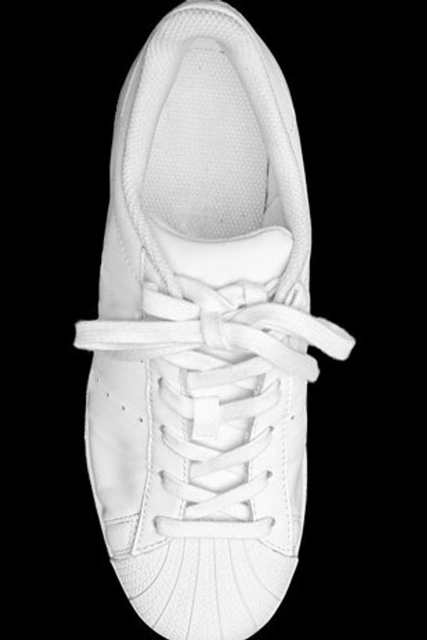 13. Catt Sadler, gereğinden fazla sıkı bağlanmış bir spor ayakkabı.